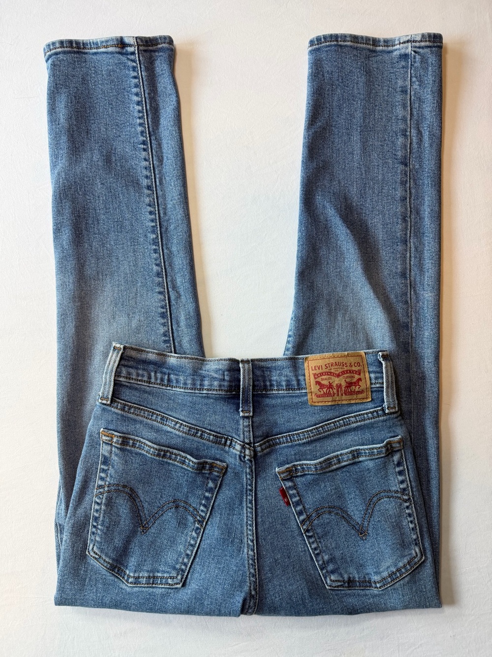 Levi straight jeans (No holes)